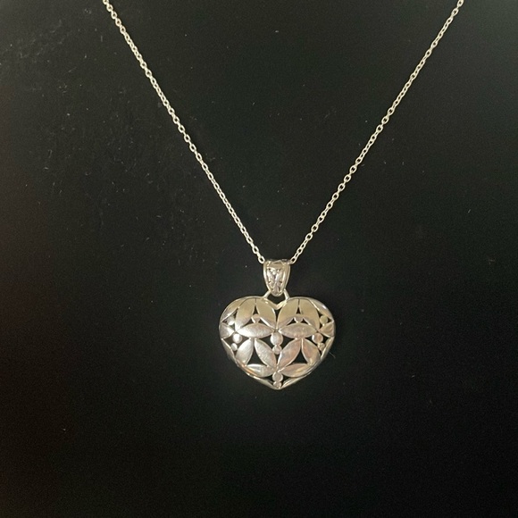 NECKLACE 925 Sterling Silver Heart Pendant and 925 Sterling Chain - Picture 1 of 5
